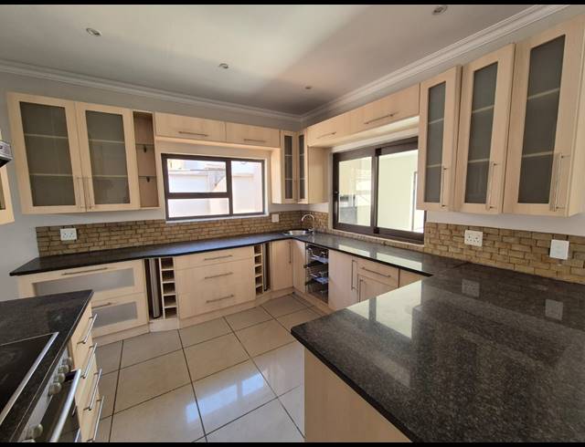 3 BEDROOM TOWNHOUSE FOR SALE IN VANDERBIJLPARK SW 5